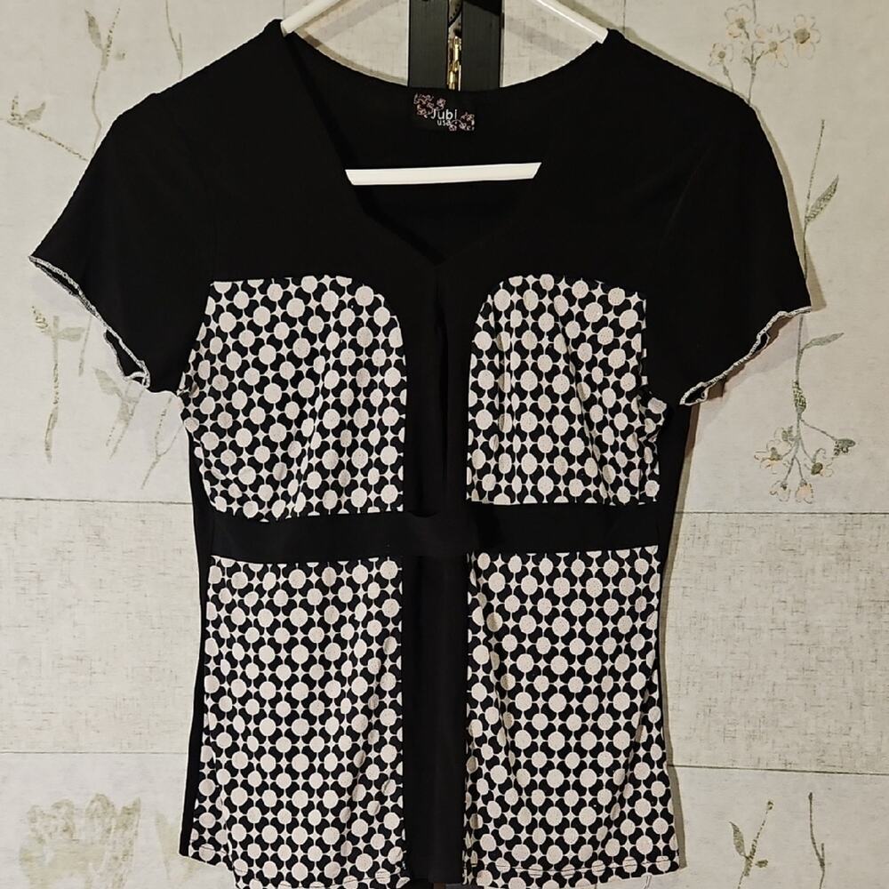 Modern Black and White Fitted Short Sleeve Blouse